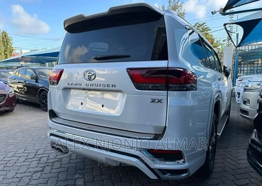 Toyota Land Cruiser 2023 White