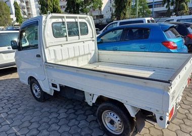 Nissan NT 100 pick up