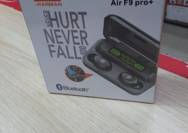JbL earpods with powwrbank