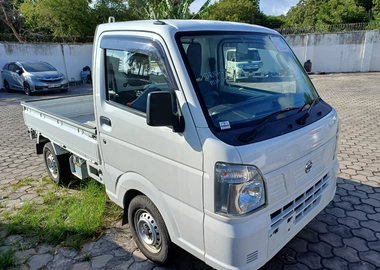 Nissan NT 100 pick up