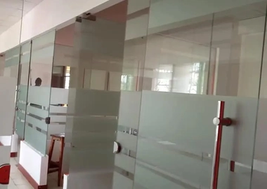 Frameless office partition