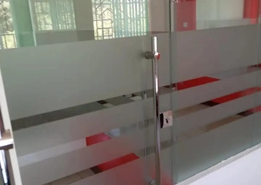 Frameless office partition