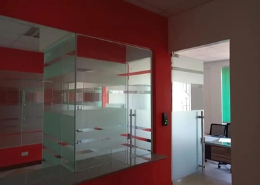Frameless office partition