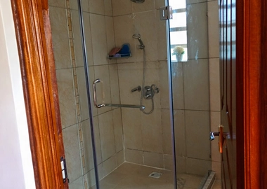 Frameless shower cubic