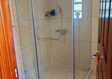 Frameless shower cubic