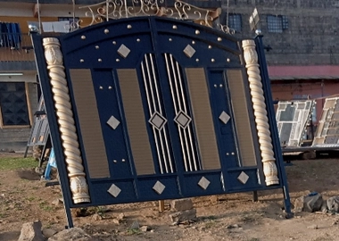 Metallic gate