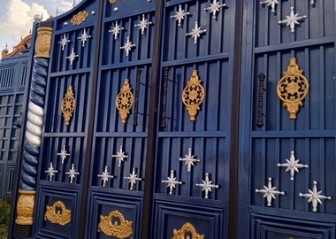 Secure metallic gate