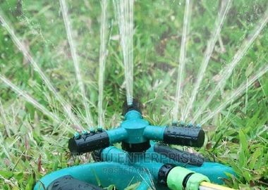 Double connector garden sprinkler