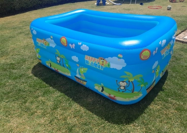 Inflatable swimming pool