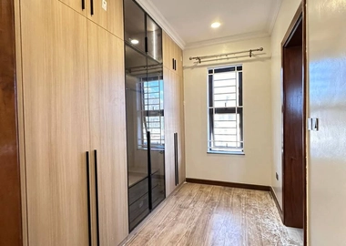 Modern 4 bedroom to let