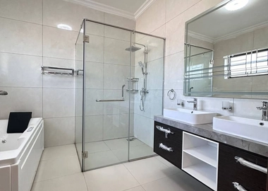 Modern 4 bedroom to let