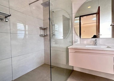 Modern 4 bedroom to let