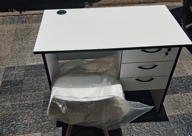 0.9 meters office desk