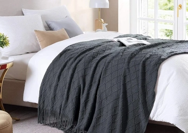 Throw blanket with tassel
