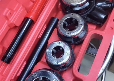 Manual pipe threading machine