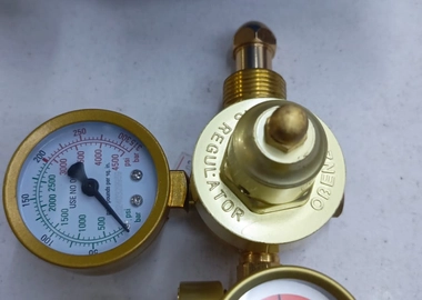 Male argon regulators