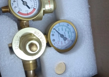 Male argon regulators
