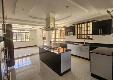 5 bedroom villa In Runda
