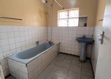5 bedroom bungalow for rent