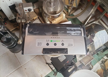Vacuum packaging machine