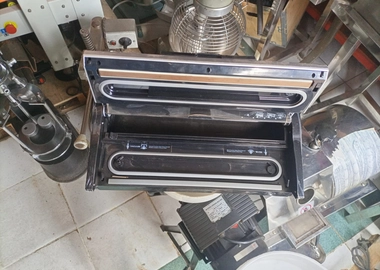 Vacuum packaging machine