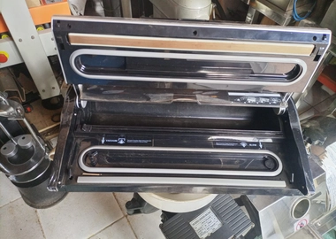 Vacuum packaging machine