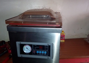 Vacuum packing machine