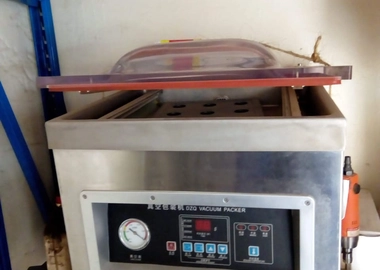 Vacuum packing machine
