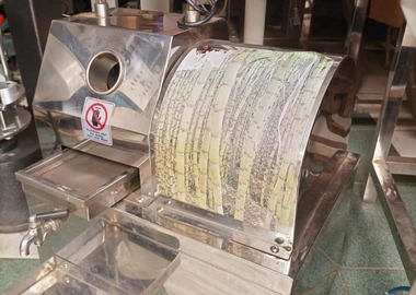 Commercial electric sugarcane juicer