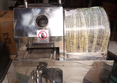 Commercial electric sugarcane juicer