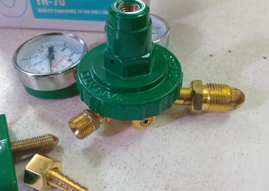Oxygen gas regulator