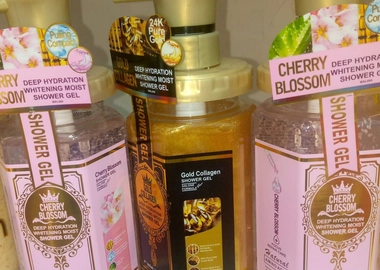 Whitening shower gels