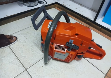 Husqvarna 272 chainsaw