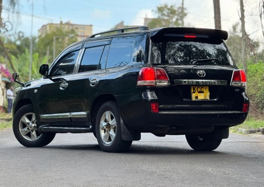 Toyota Land Cruiser V8 – Petrol | Automatic | Leather Interior | KES 2.75M (Negotiable)