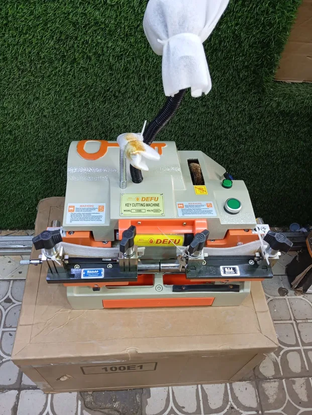 Key cutting machine