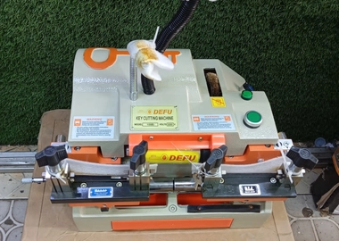 Key cutting machine