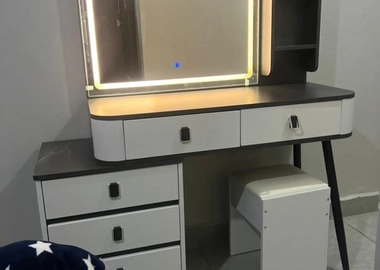 🪞 Dressing Mirror – KSh 30,000