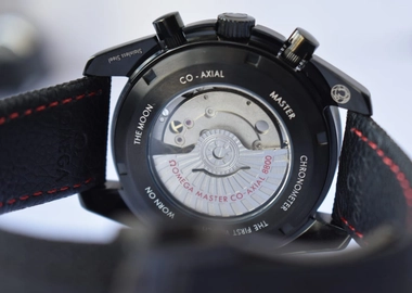 Omega speedmaster strap design