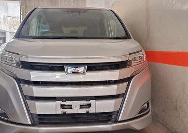 Toyota Noah Hybrid Silver 2018