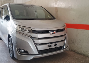 Toyota Noah Hybrid Silver 2018
