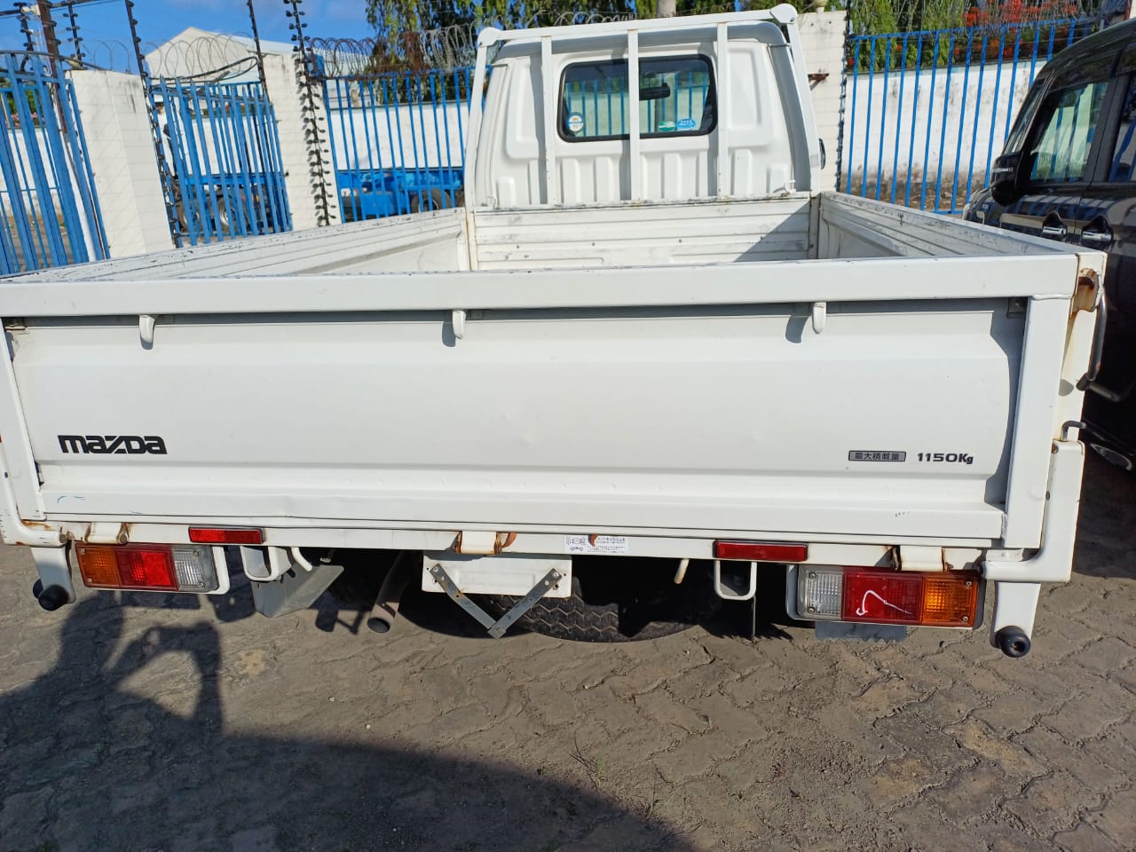 Nissan NT 100 pick up