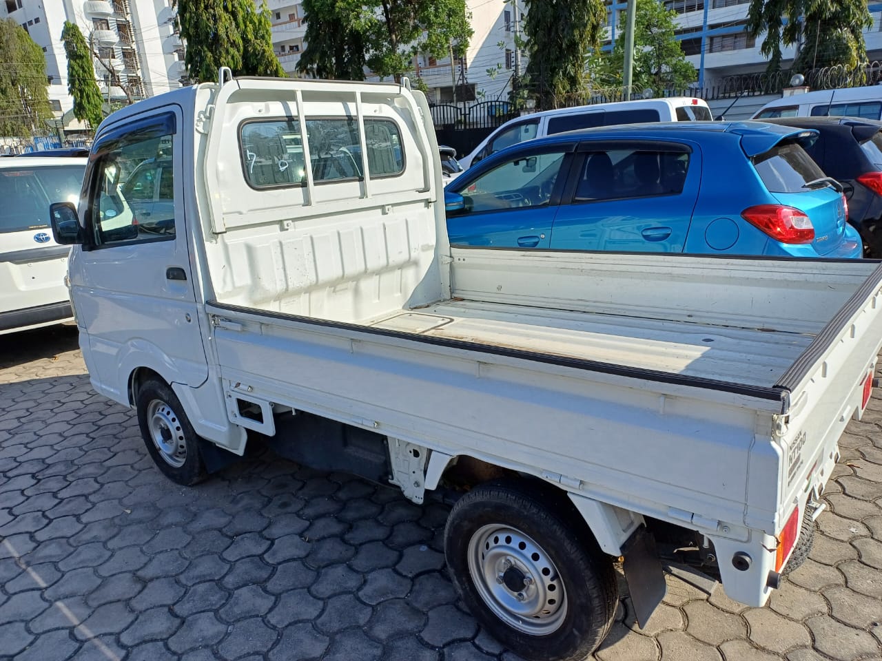 Nissan NT 100 pick up