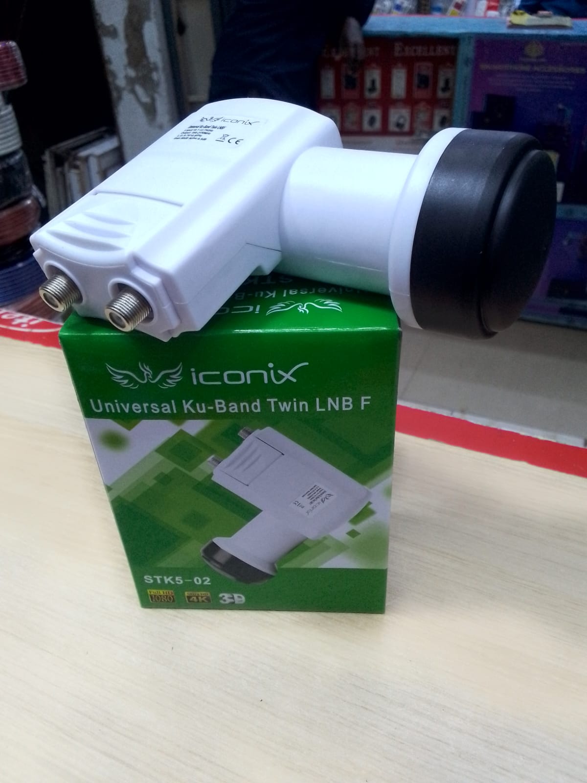 universal iconix twin lnb