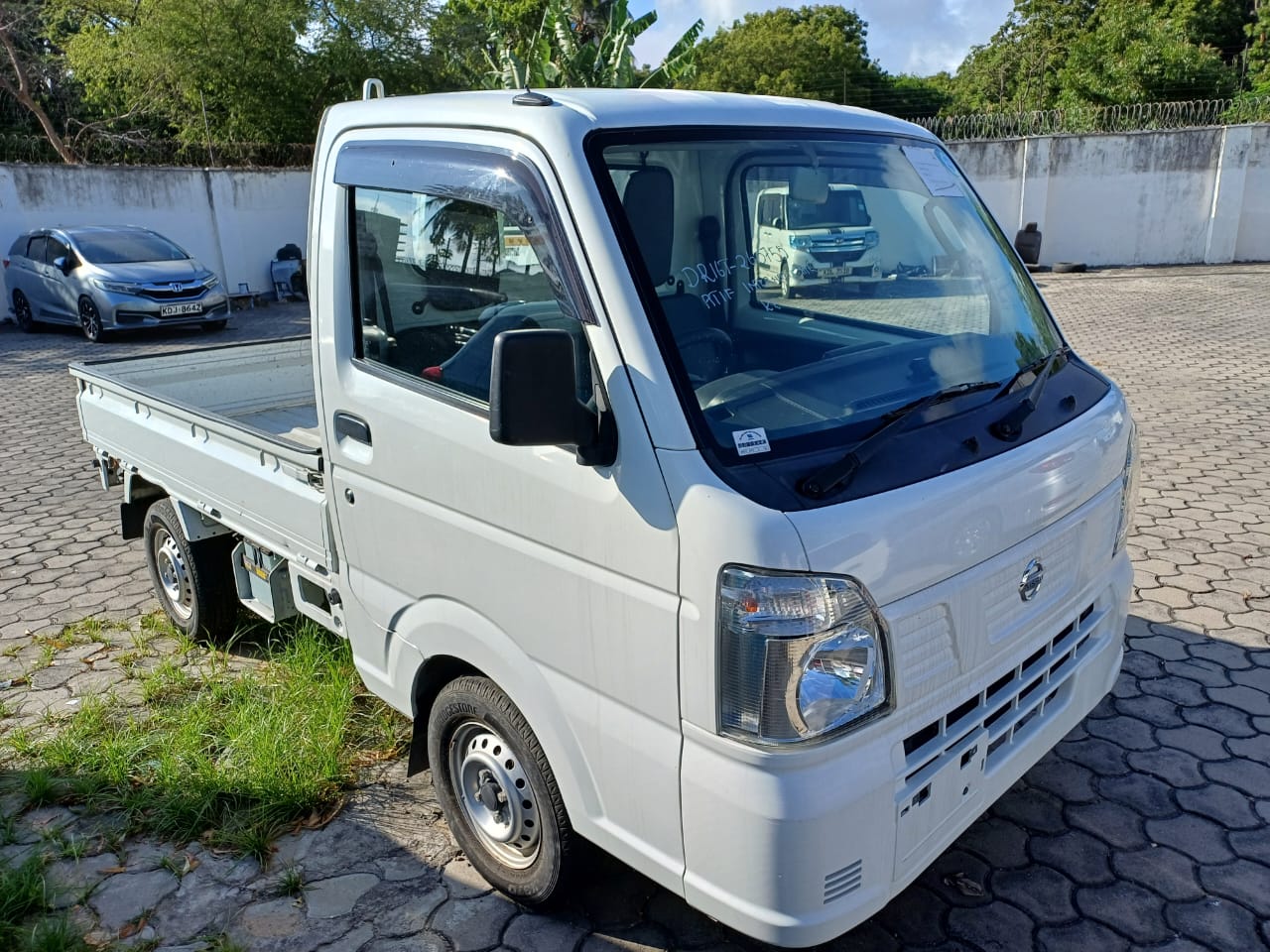 Nissan NT 100 pick up