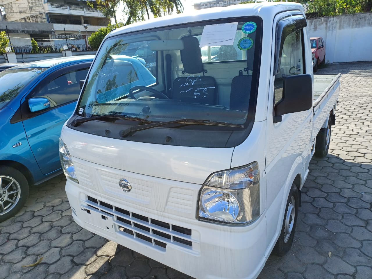 Nissan NT 100 pick up