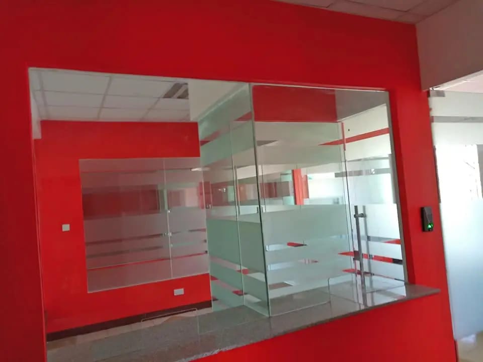Frameless office partition