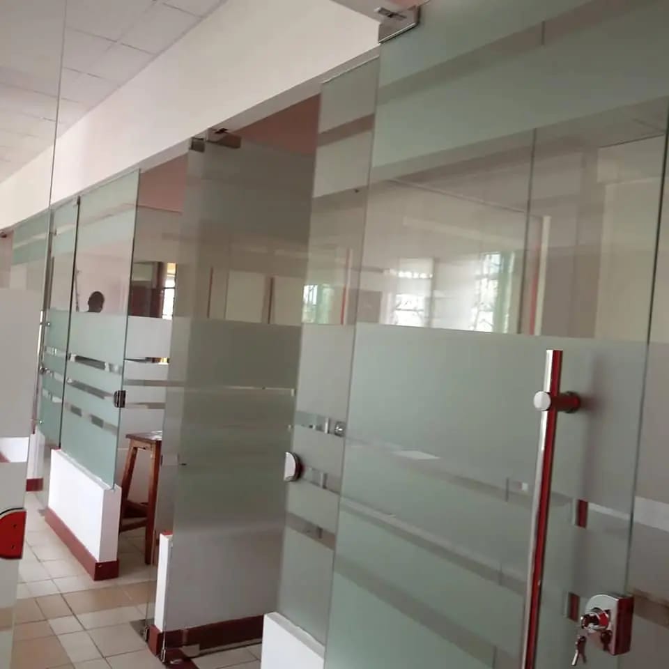 Frameless office partition