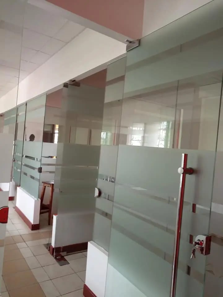 Frameless office partition