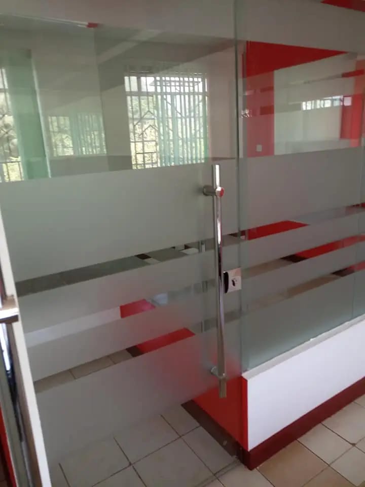 Frameless office partition