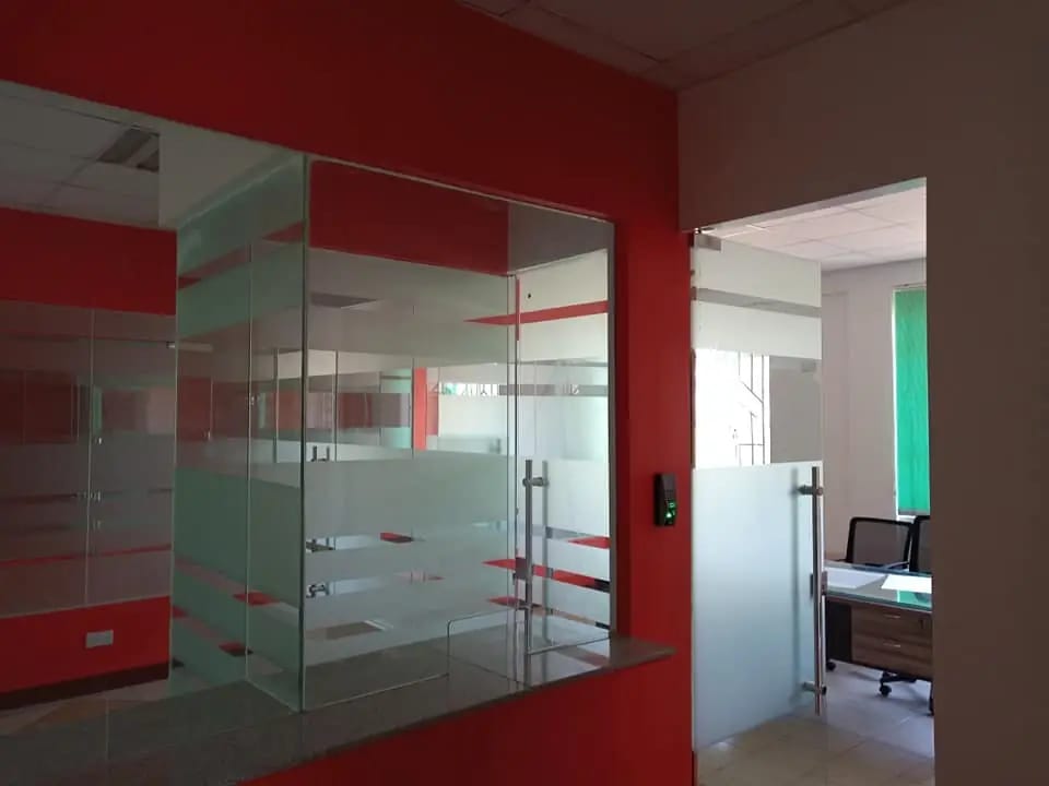Frameless office partition